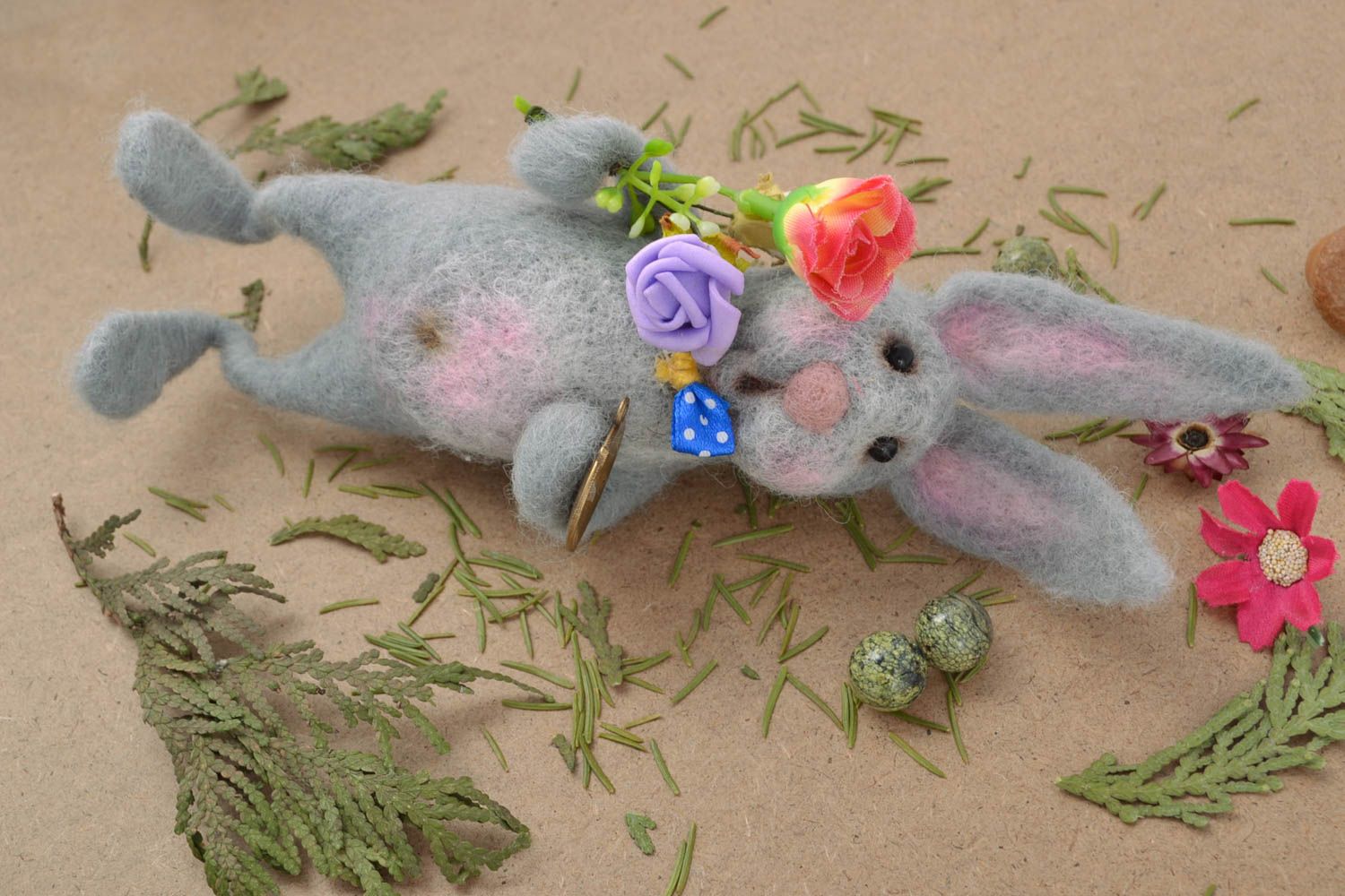 Handmade Spielzeug aus Wolle für Haus Hase foto 1
