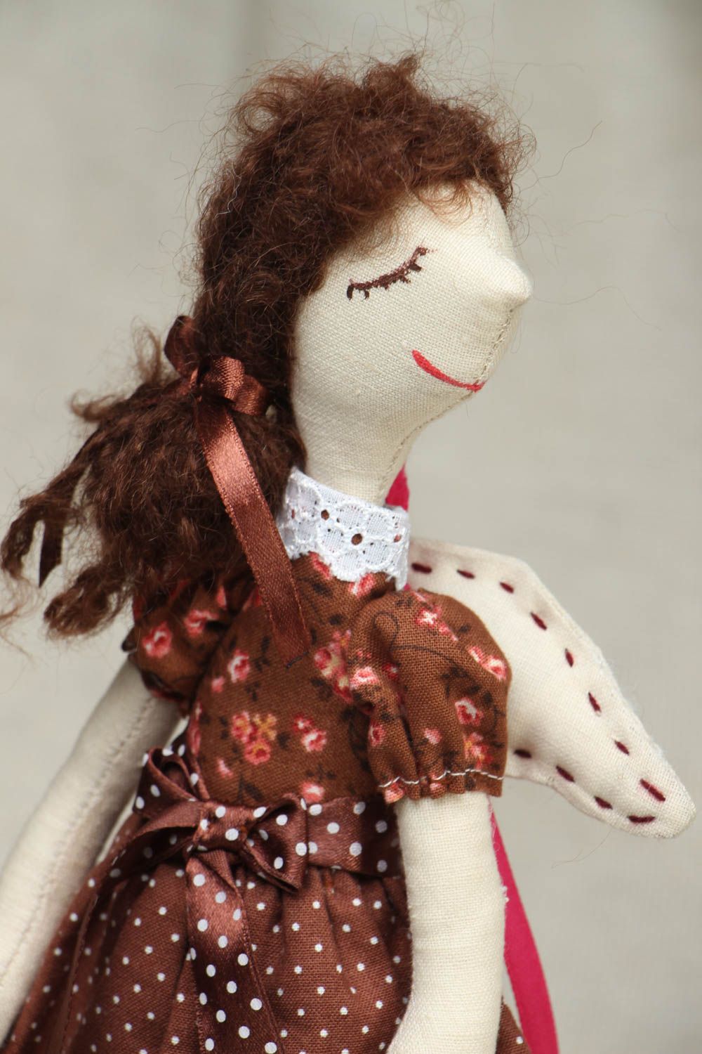 Muñeca artesanal con forma de angelito con vestido marrón y bolso foto 2