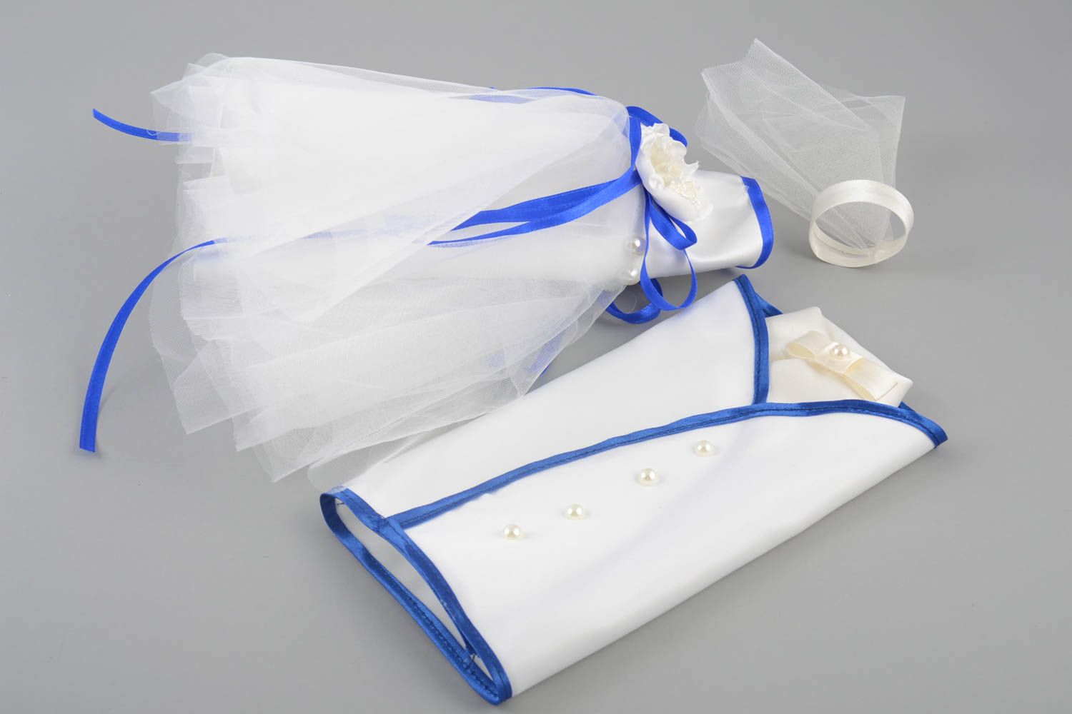Jolis habits de mariés pour bouteilles blanc bleu faits main en satin et tulle photo 2