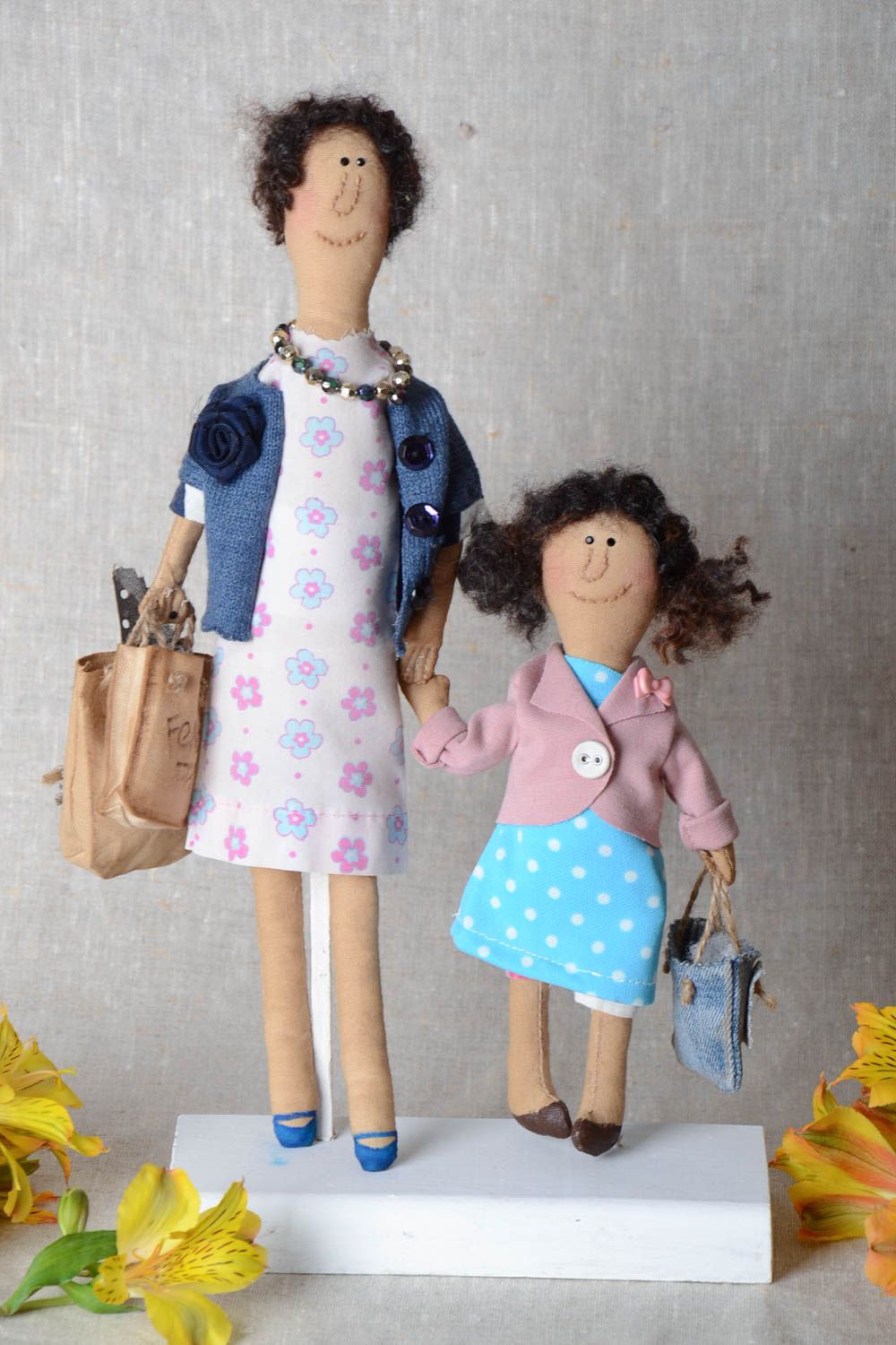 Ensemble de poupées en tissu avec support faites main composition décorative photo 1