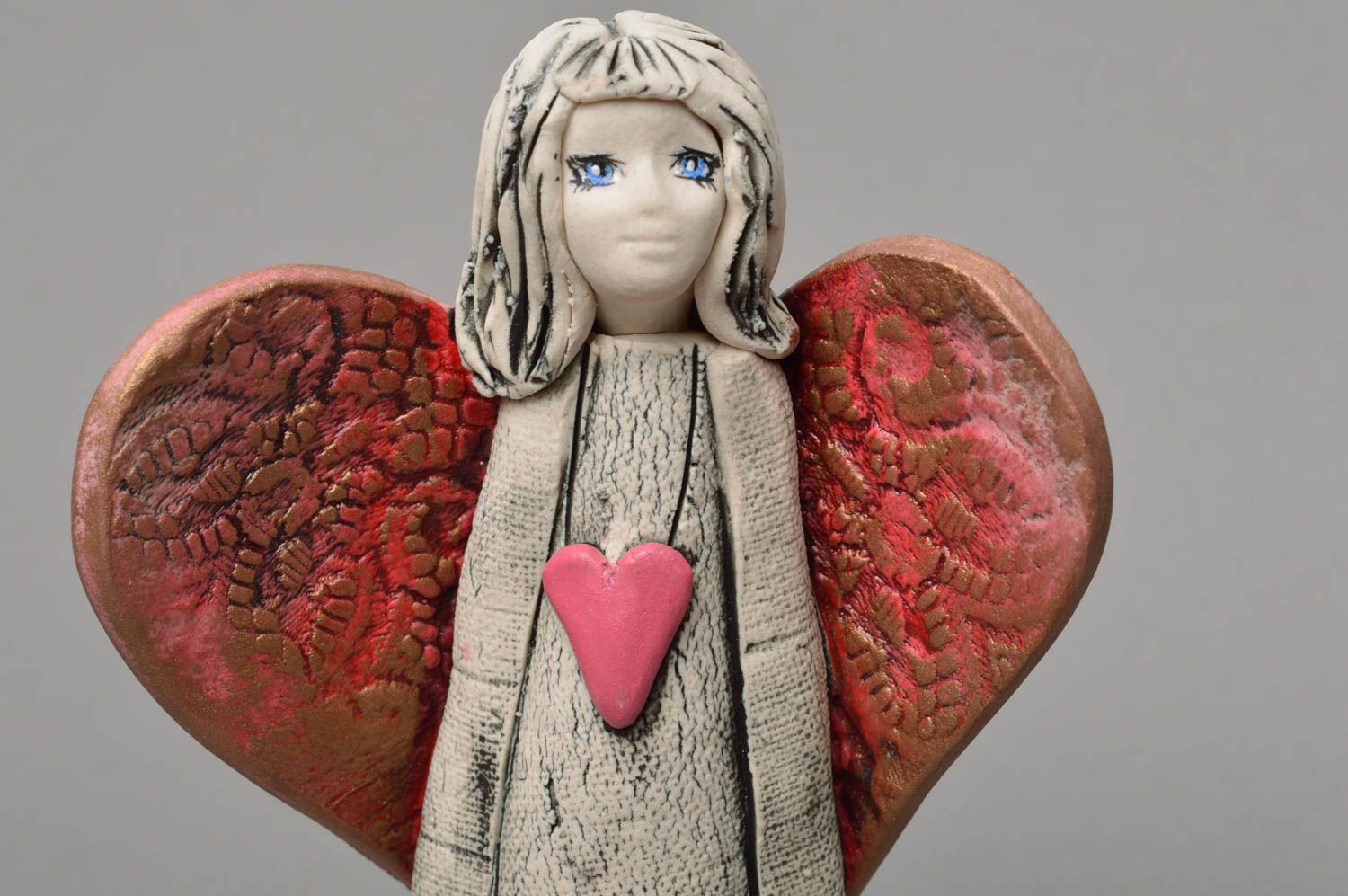 Petite figurine en porcelaine peinte décorative faite main Ange avec coeur photo 3
