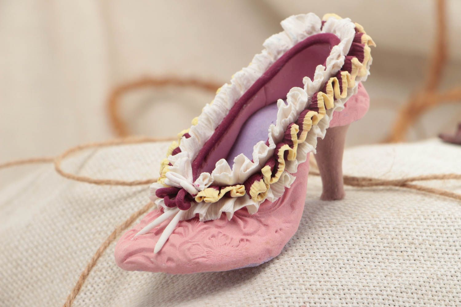 Красивая статуэтка из полимерной глины в виде розовой туфельки ручной работы фото 1