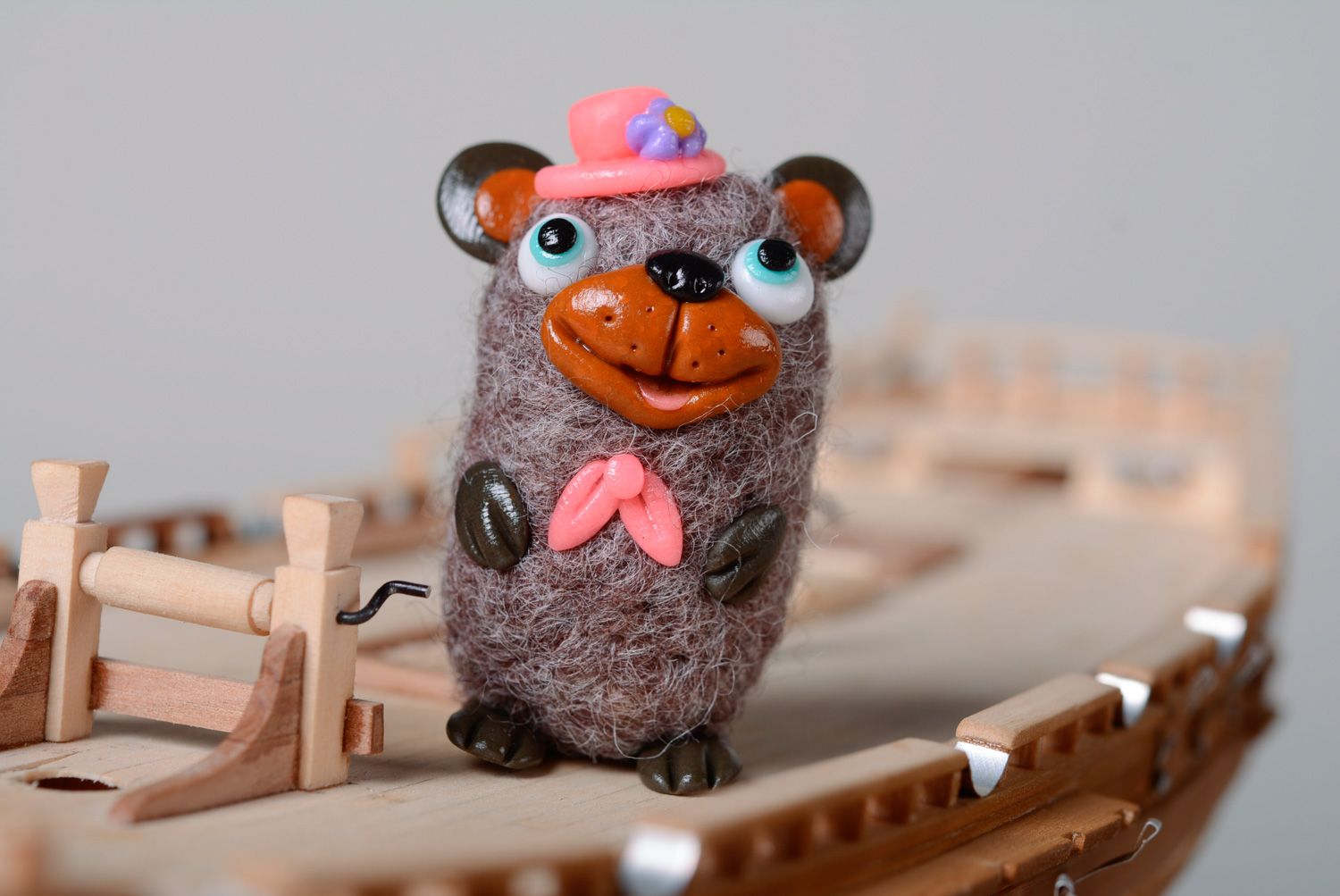 Muñeco de fieltro seco de lana y arcilla polimérica artesanal juguete para niños foto 1