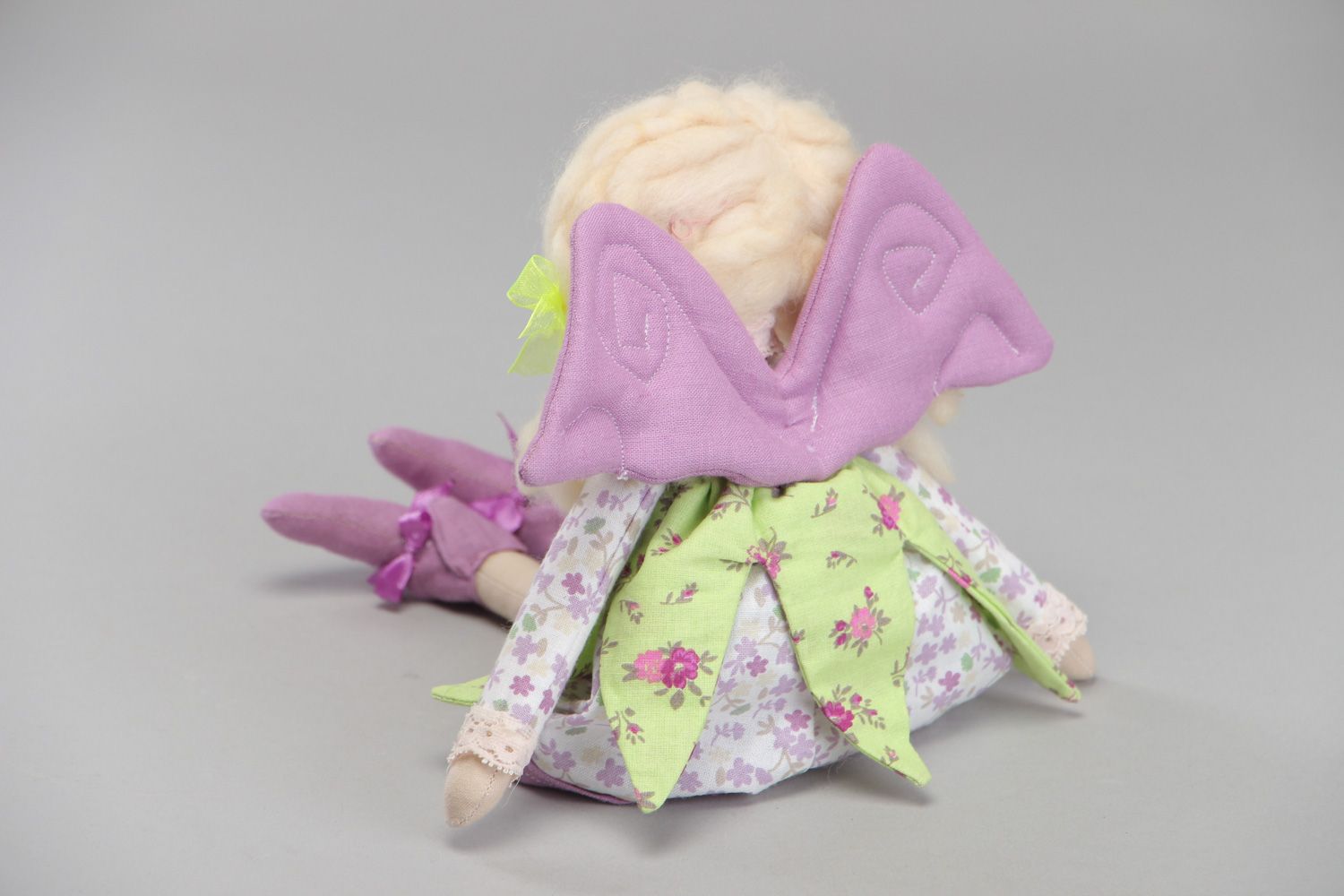 Künstlerische weiche handmade Puppe aus Textil mit blonden Haaren  foto 3