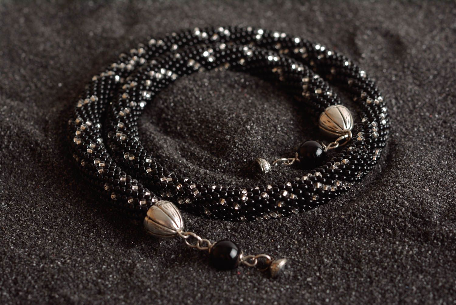 Collier spirale Bijou fait main noir élégant en perles de rocaille Cadeau femme photo 4