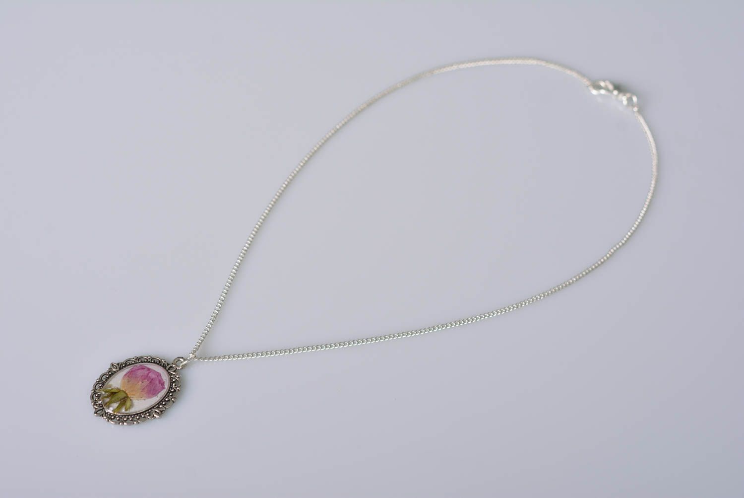 Pendentif ovale Bijou fait main avec fleur rose résine époxyde Accessoire femme photo 3