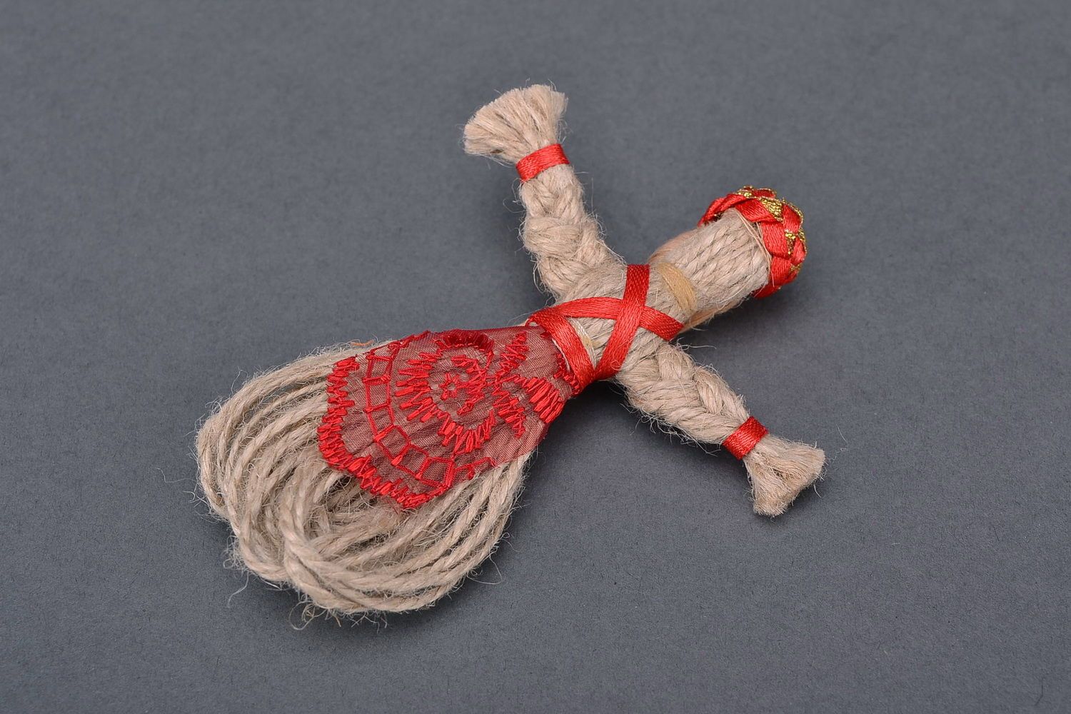 Puppe Vesnjanka mit roter Schürze foto 2