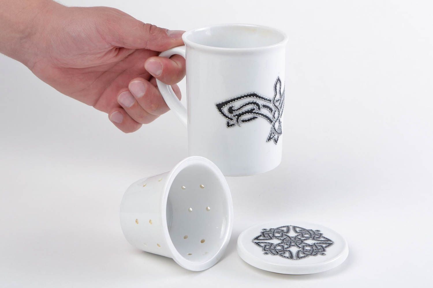 Schöne bemalte Teetasse aus Ton mit Deckel und Sieb handmade Geschirr weiß foto 2