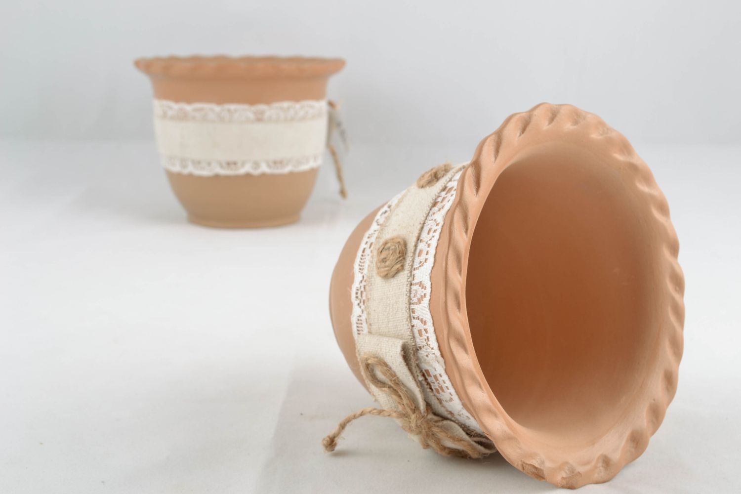 Pot en argile rouge fait main original pour fleurs avec dentelle et ficelle photo 5