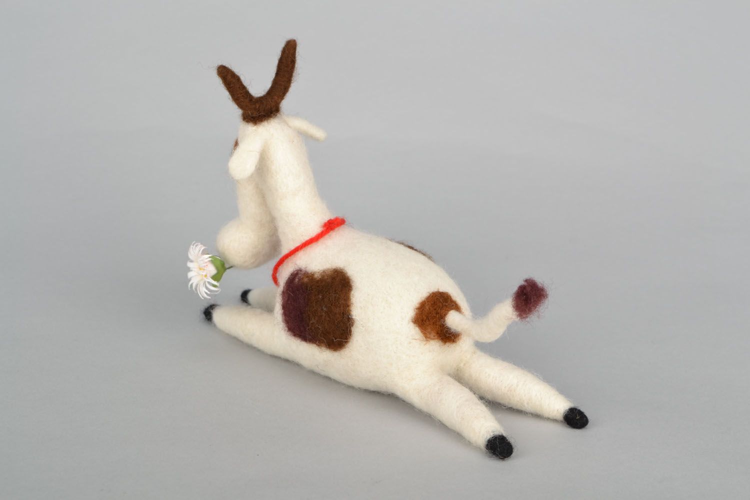 Brinquedo macio artesanal de lã vaca  foto 5