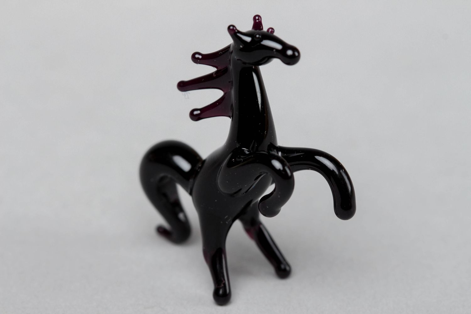 Фигурка из стекла в технике лэмпворк ручной работы Лошадь черная фото 1