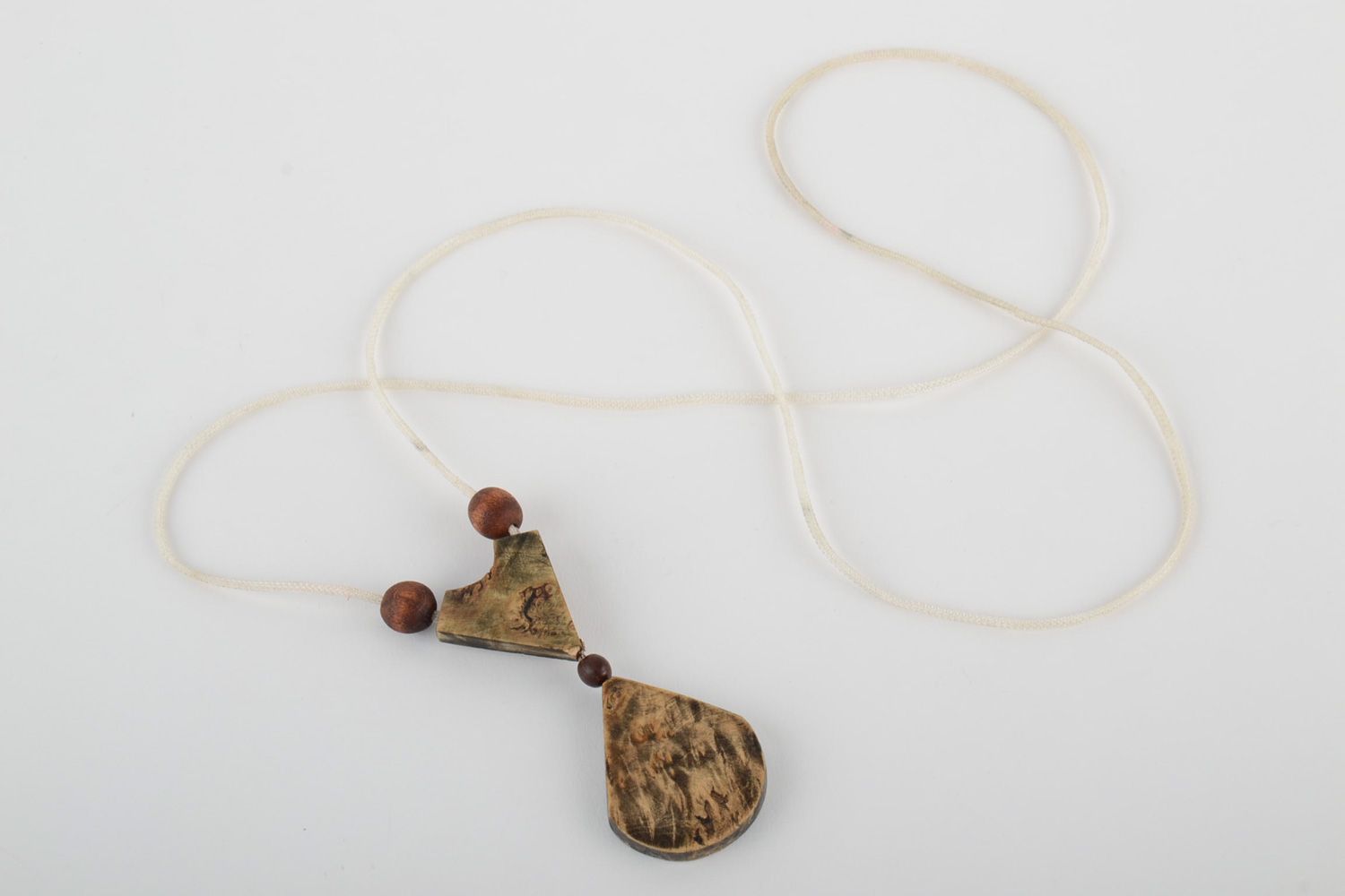 Сolgante de madera para cuello hecho a mano tallado artesanal con cordón largo foto 4