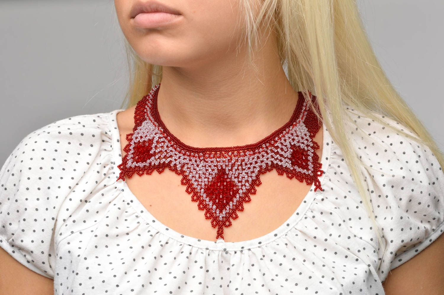 Collana di perline fatta a mano accessorio di moda in colore rosso bianco foto 3