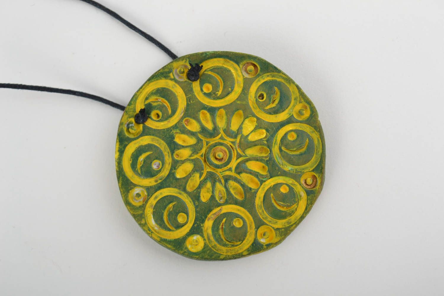 Grand pendentif en céramique rond vert jaune fait main avec cordelette  photo 5