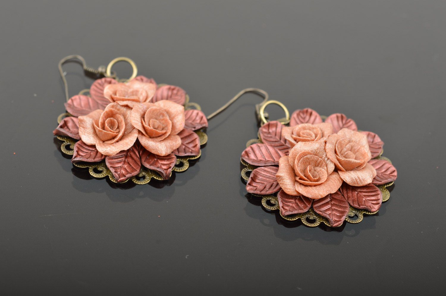 Круглые серьги из полимерной глины с розами ручной работы в винтажном стиле фото 4