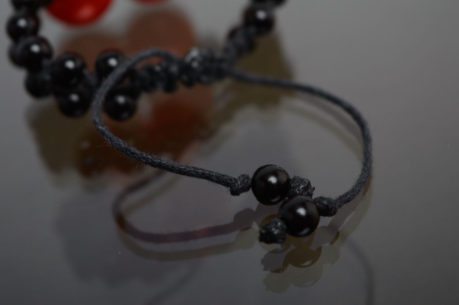 Bracelet en macramé noir avec fleur lacet ciré et perles céramiques fait main photo 4