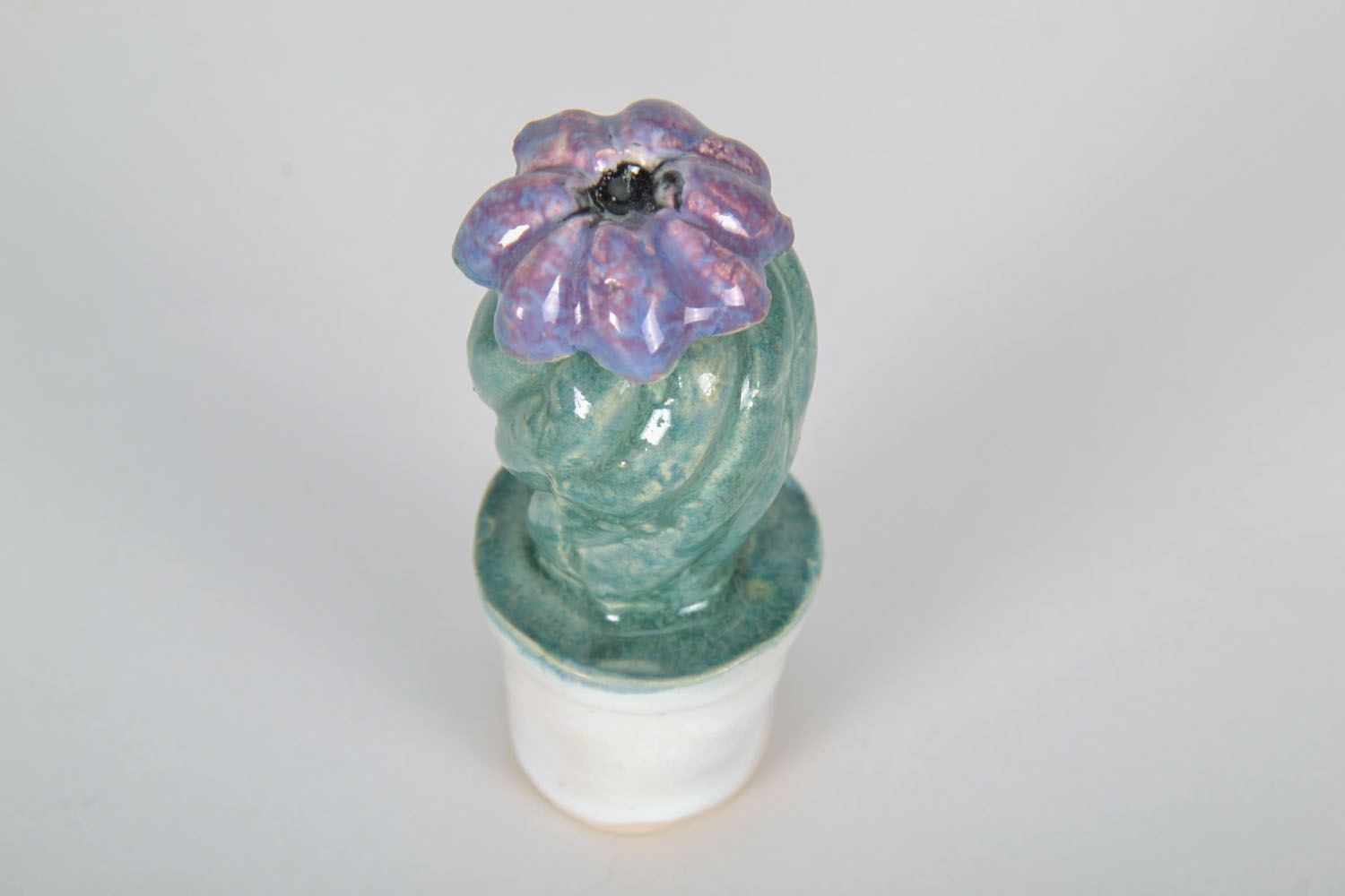 Estatueta de argila artesanal em forma de um cacto florescente  foto 3