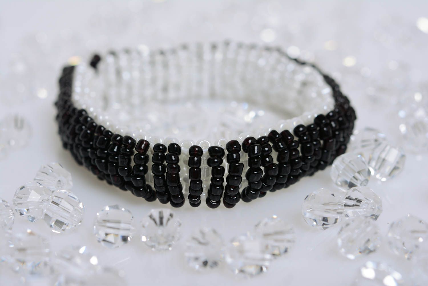 Bracelet en perles de rocaille noir et blanc design simple accessoire fait main photo 3