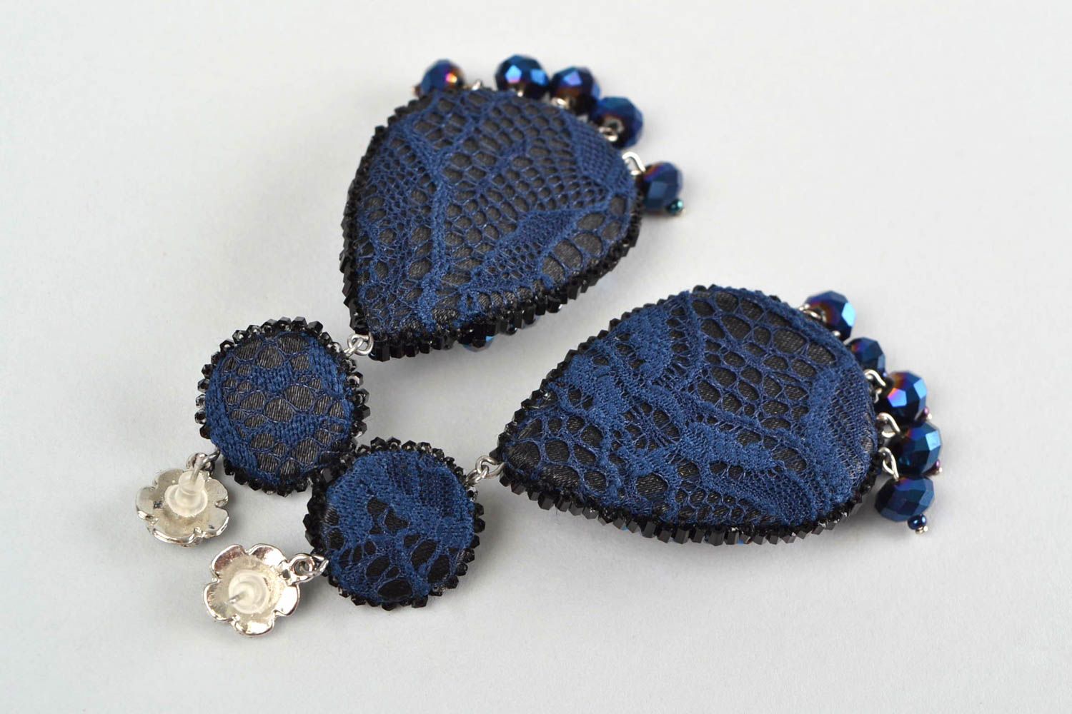Серьги с вышивкой бисером крупные синего цвета вечернее украшение ручной работы фото 5