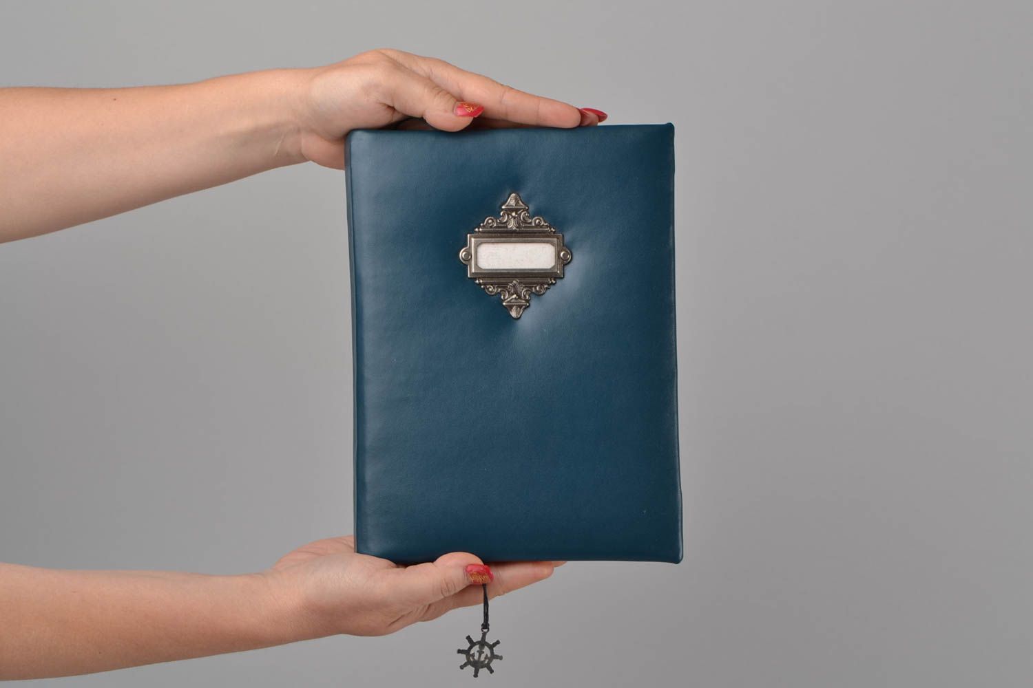 Blaues handgemachtes Notizbuch aus Kunstleder Scrapbooking Technik schön foto 2