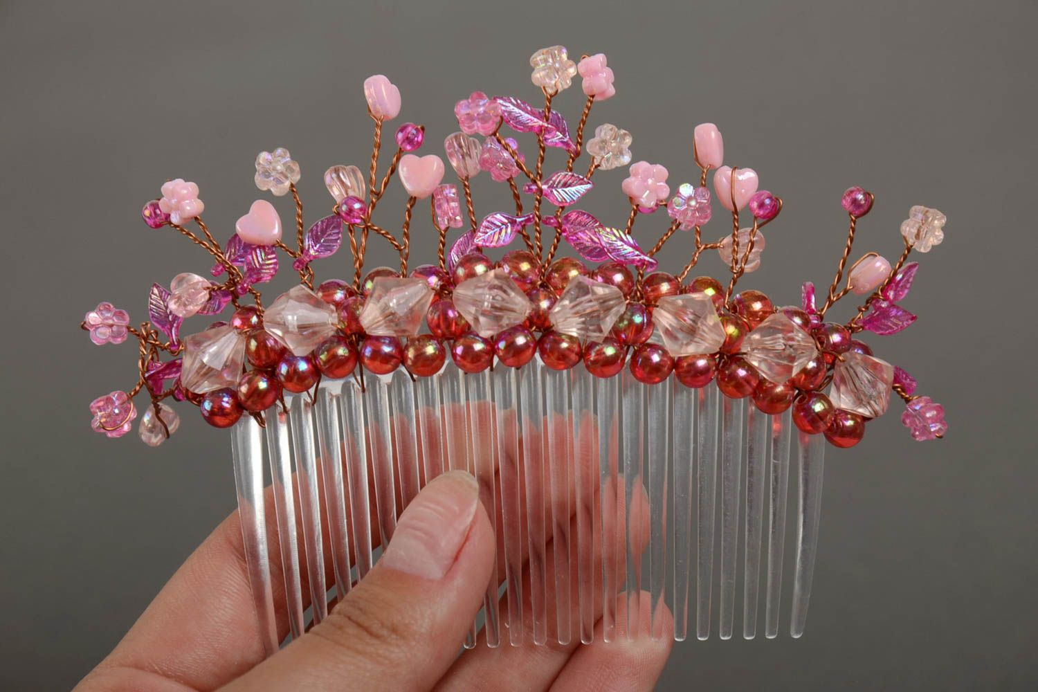 Peigne à cheveux floral rouge-rose en plastique perles fantaisie fait main photo 3