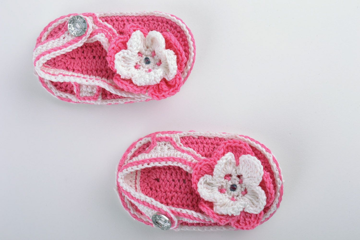 Small pink handmade knitted baby booties sandals with flower for girl photo 4