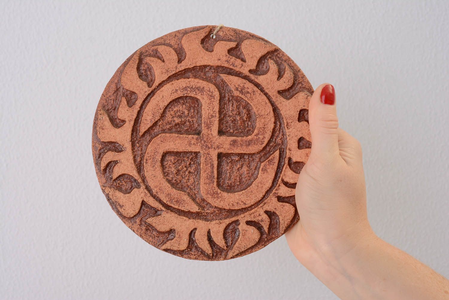Pingente talismã de cerâmica pintado com tinta mineral natural com um símbolo antigo foto 4