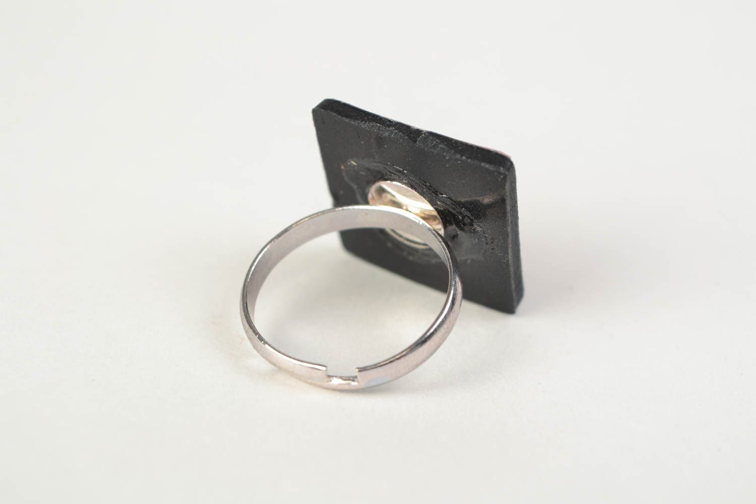 Квадратное кольцо из полимерной глины с изображением лося розовое ручной работы фото 5
