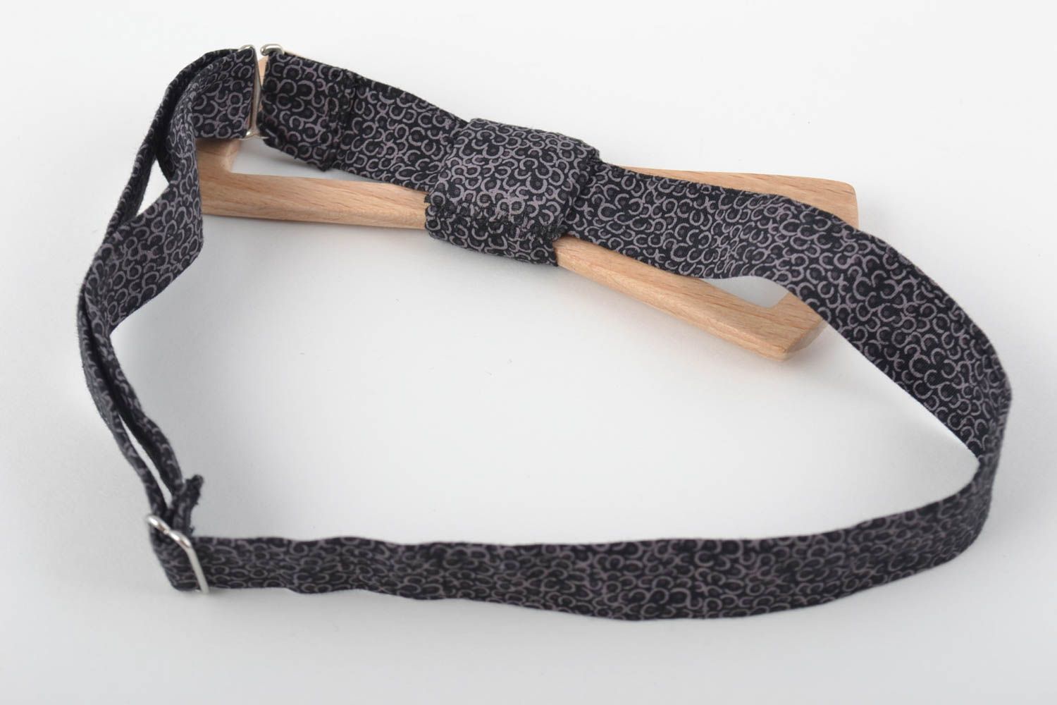 Деревянный галстук-бабочка с тканевым ремешком ручной работы стильный темный фото 3