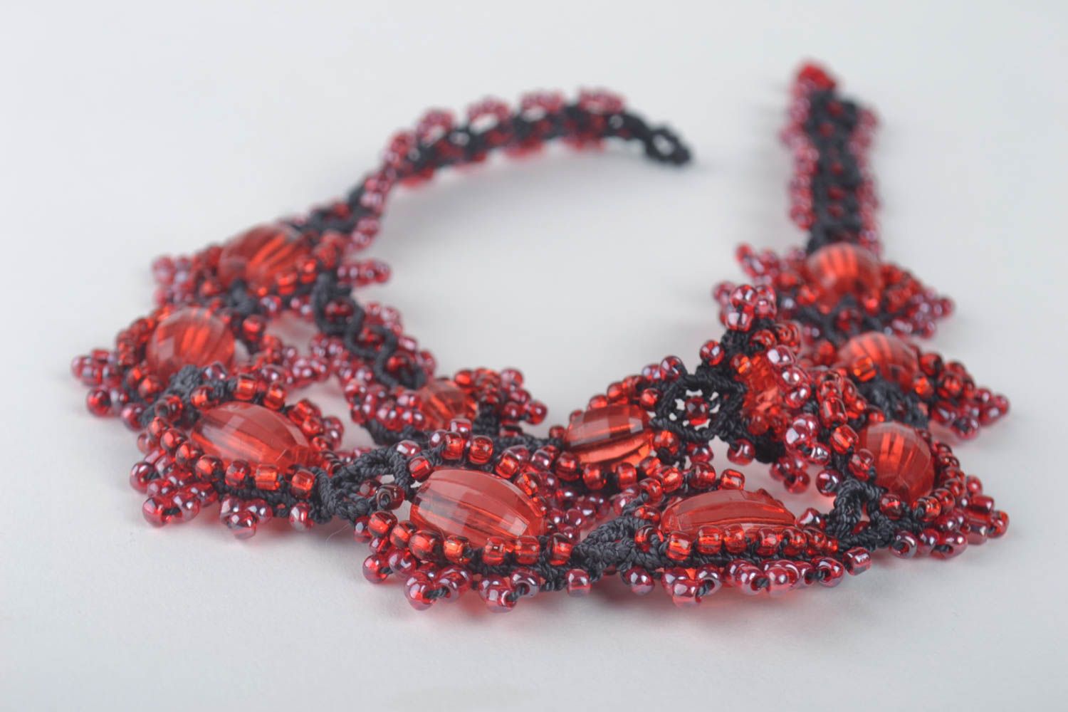 Collier textile Bijou fait main macramé perles rouge noir Accessoire femme photo 4