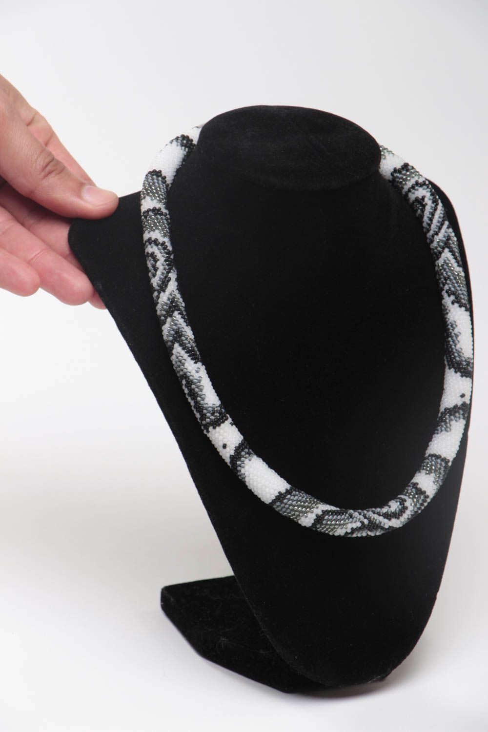 Collier spirale en perles de rocaille blanc à motif gris original fait main photo 5