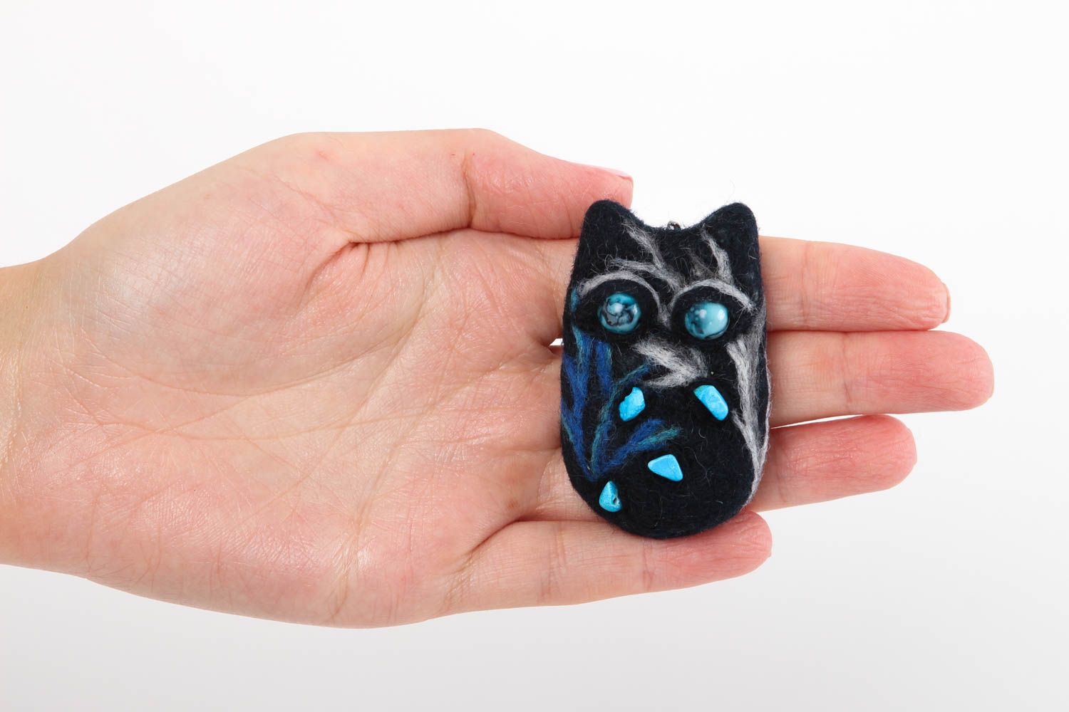 Кулон ручной работы кулон из шерсти валяный смешной кулон кот с синими глазами фото 5
