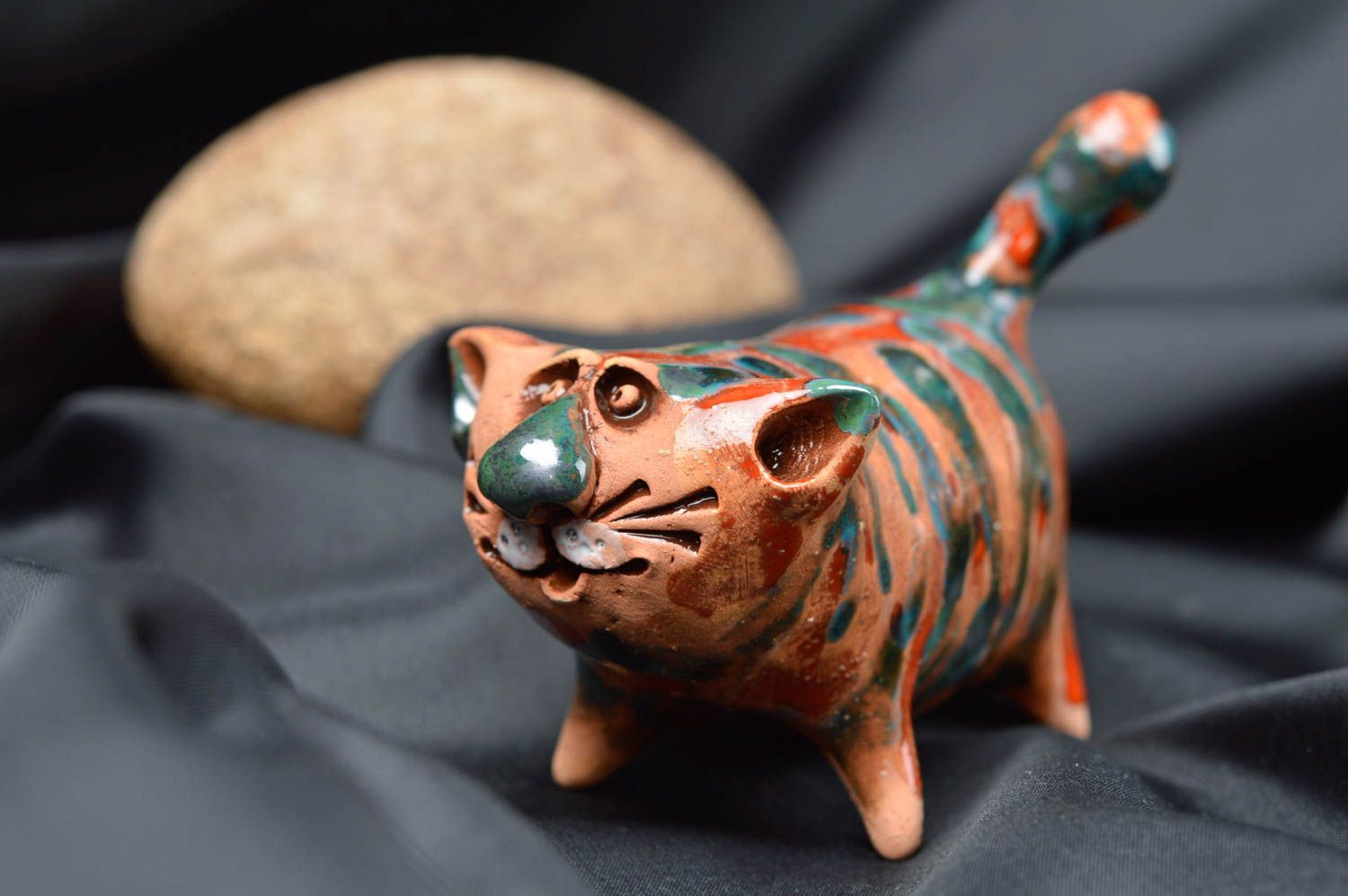 Figurine en argile peinte de glaçure colorée faite main originale Gros chat photo 1