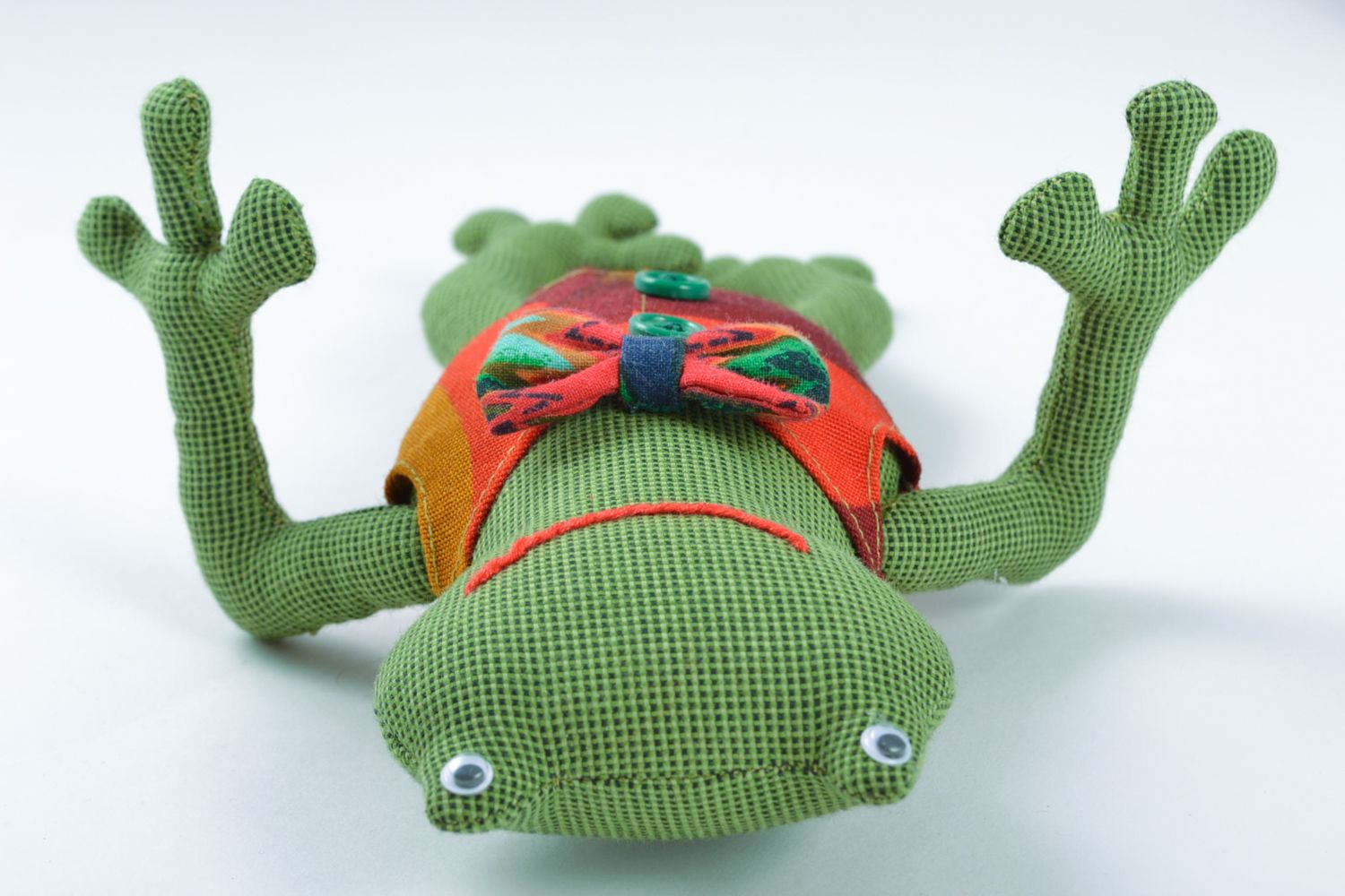 Мягкая игрушка из хлопка в виде лягушки фото 5