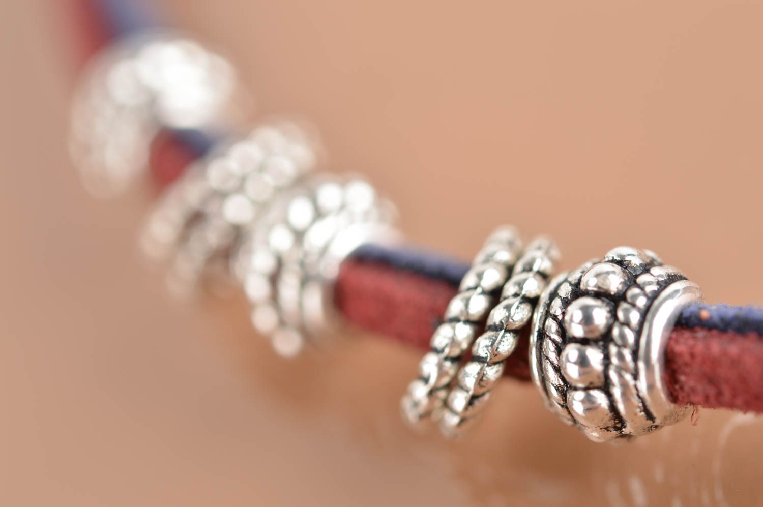 Bracelet fait main en lacets de daim avec éléments métalliques bleu bordeaux photo 4