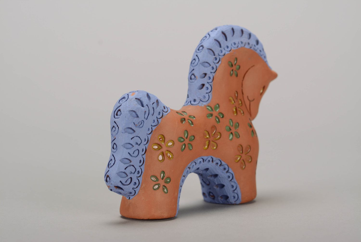 Глиняная лошадка с голубой гривой фото 4