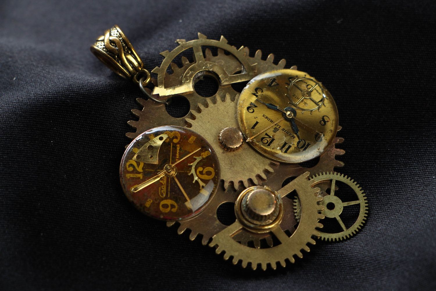 Steampunk pendant with clockwork details photo 1