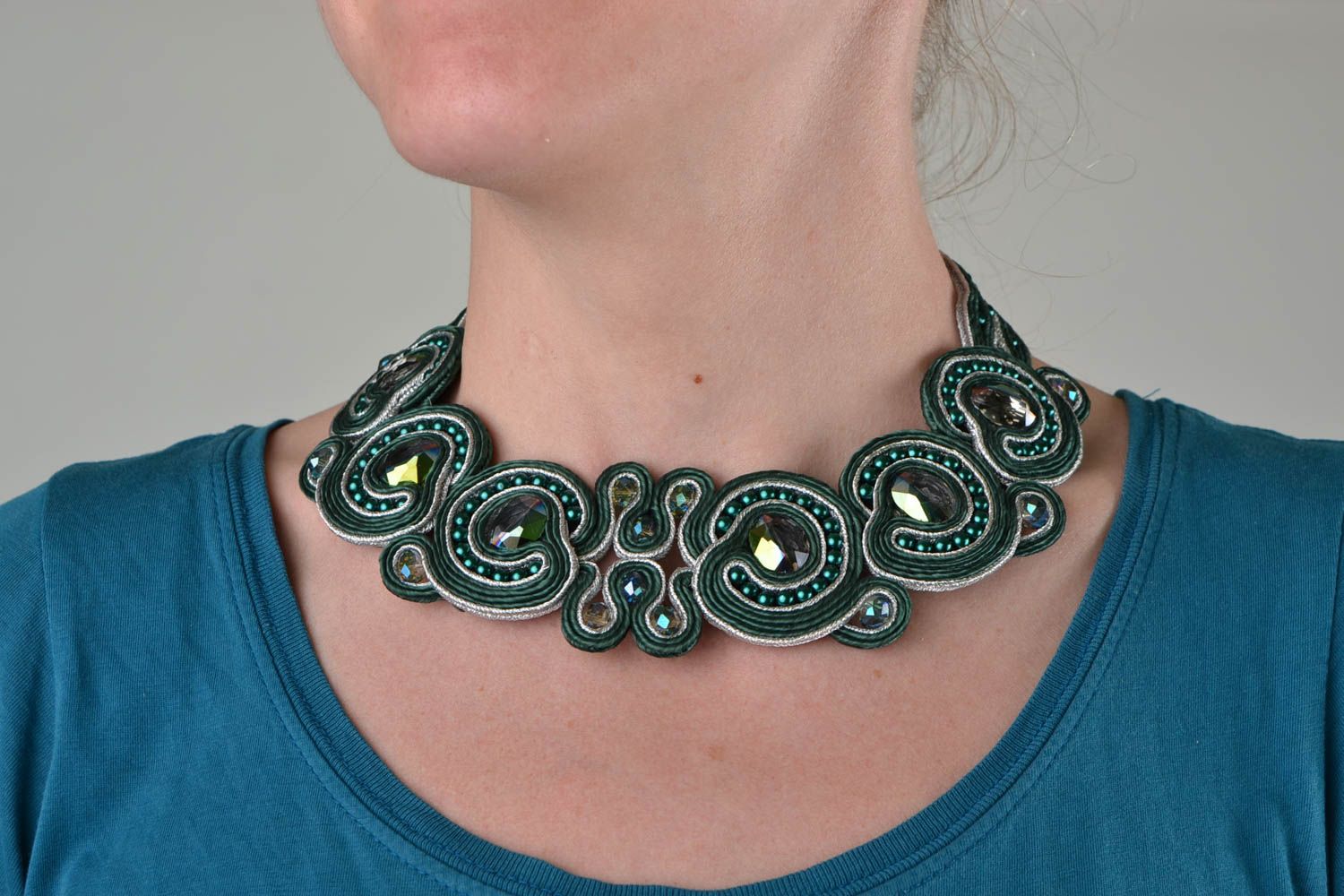 Joli collier soutache avec cristal tchèque fait main vert bijou pour femme photo 1