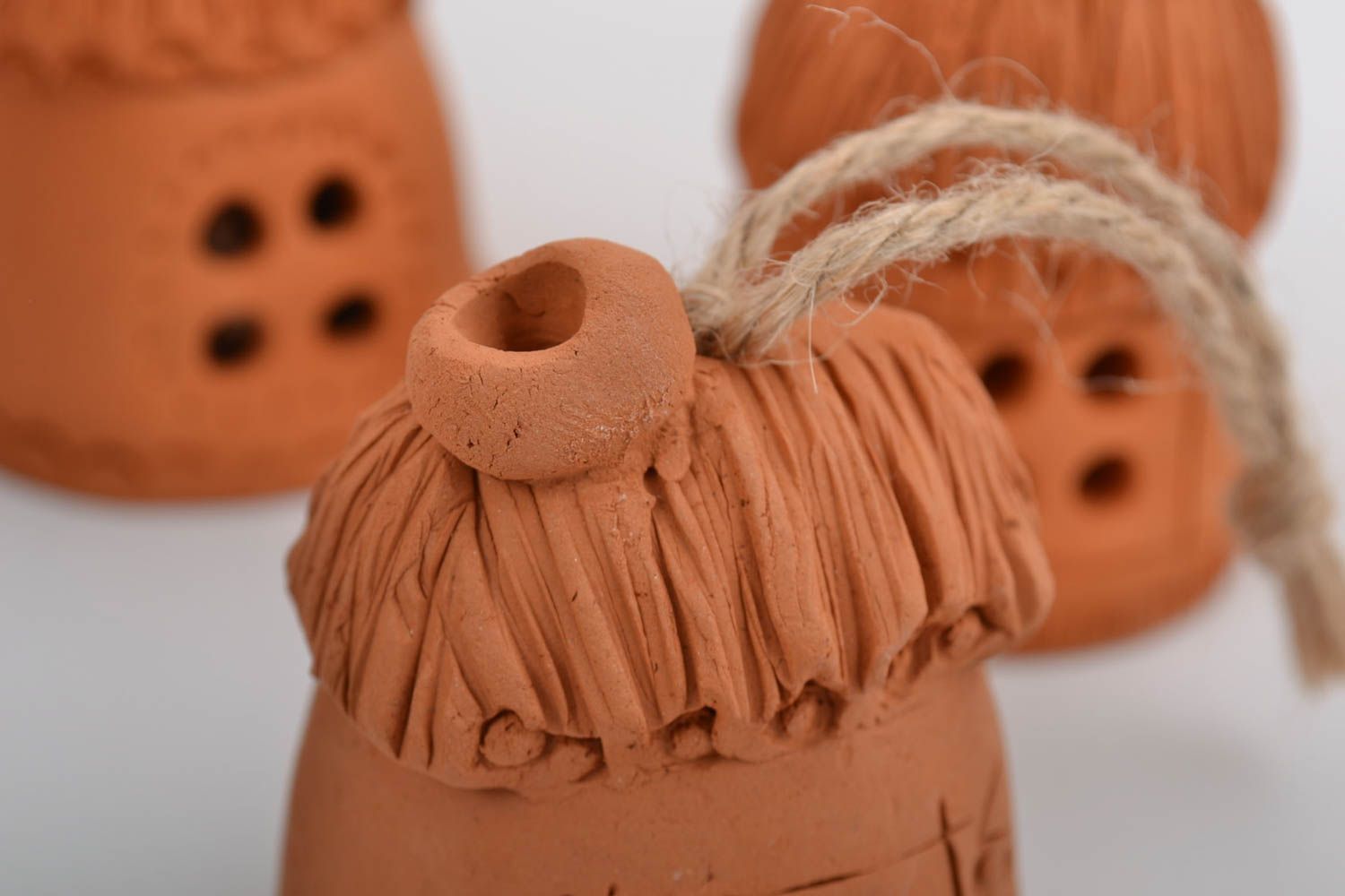 Campanas de cerámica hechas a mano conjunto de tres artículos marrones foto 4