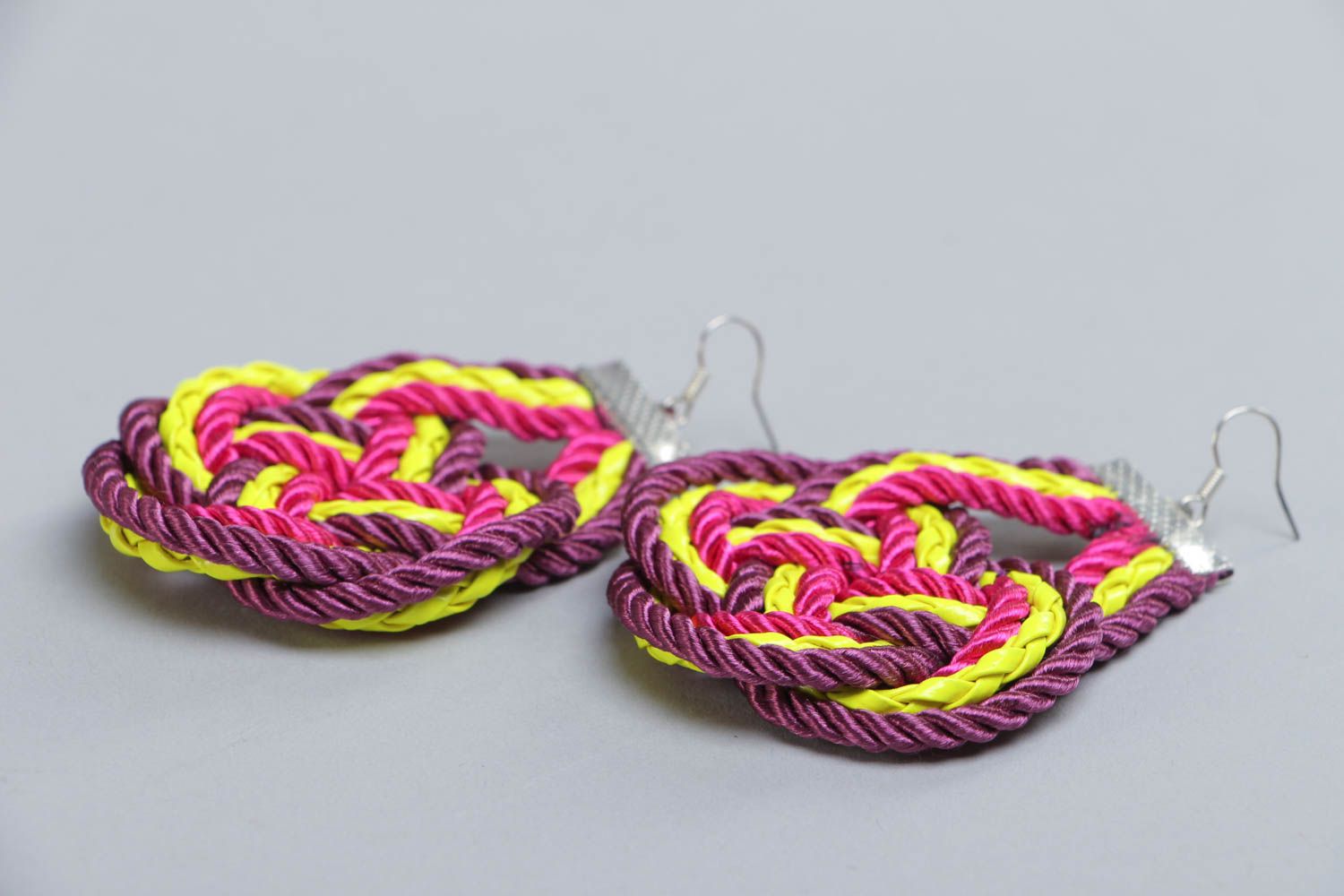 Boucles d'oreilles multicolores contrastées lacets textiles faites main photo 3
