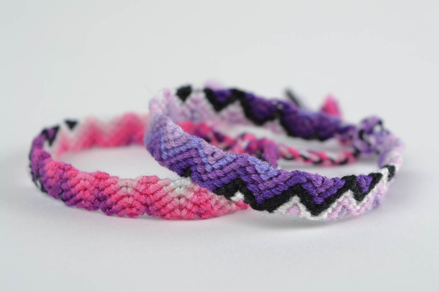 Set of 2 handmade friendship wrist bracelets woven of threads pink and violet photo 4