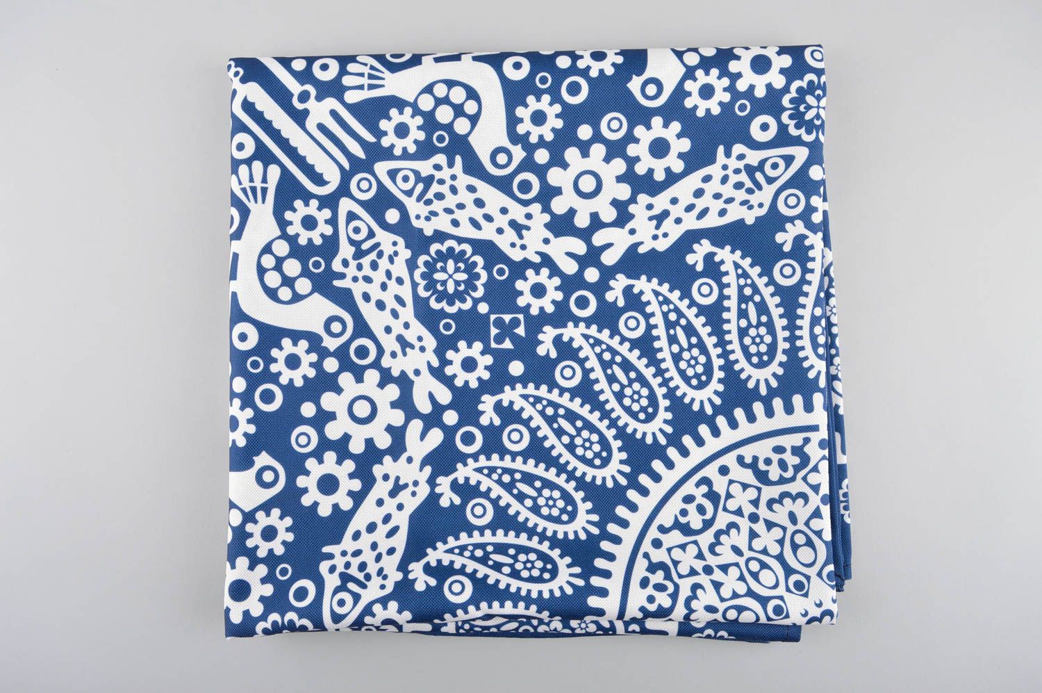 Mantel artesanal azul con dibujo blanco elemento decorativo utensilio de cocina foto 1