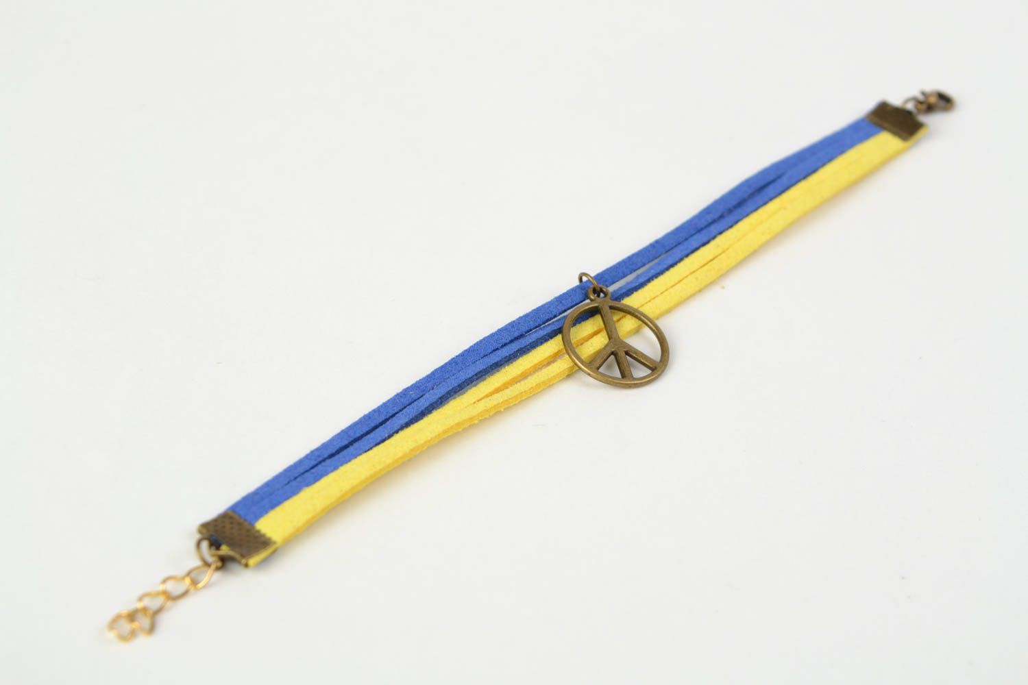 Handgemachtes blau gelbes Armband aus Wildleder mit Anhänger Peace Zeichen  foto 5