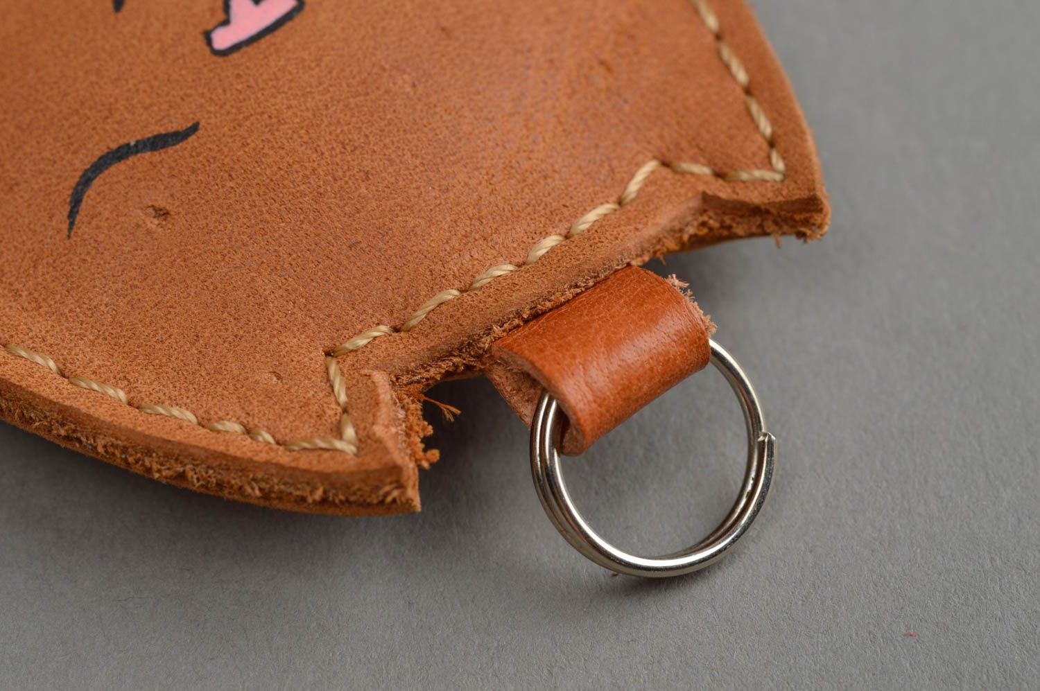 Porte-clés chat marron en vrai cuir fait main accessoire original de créateur photo 4