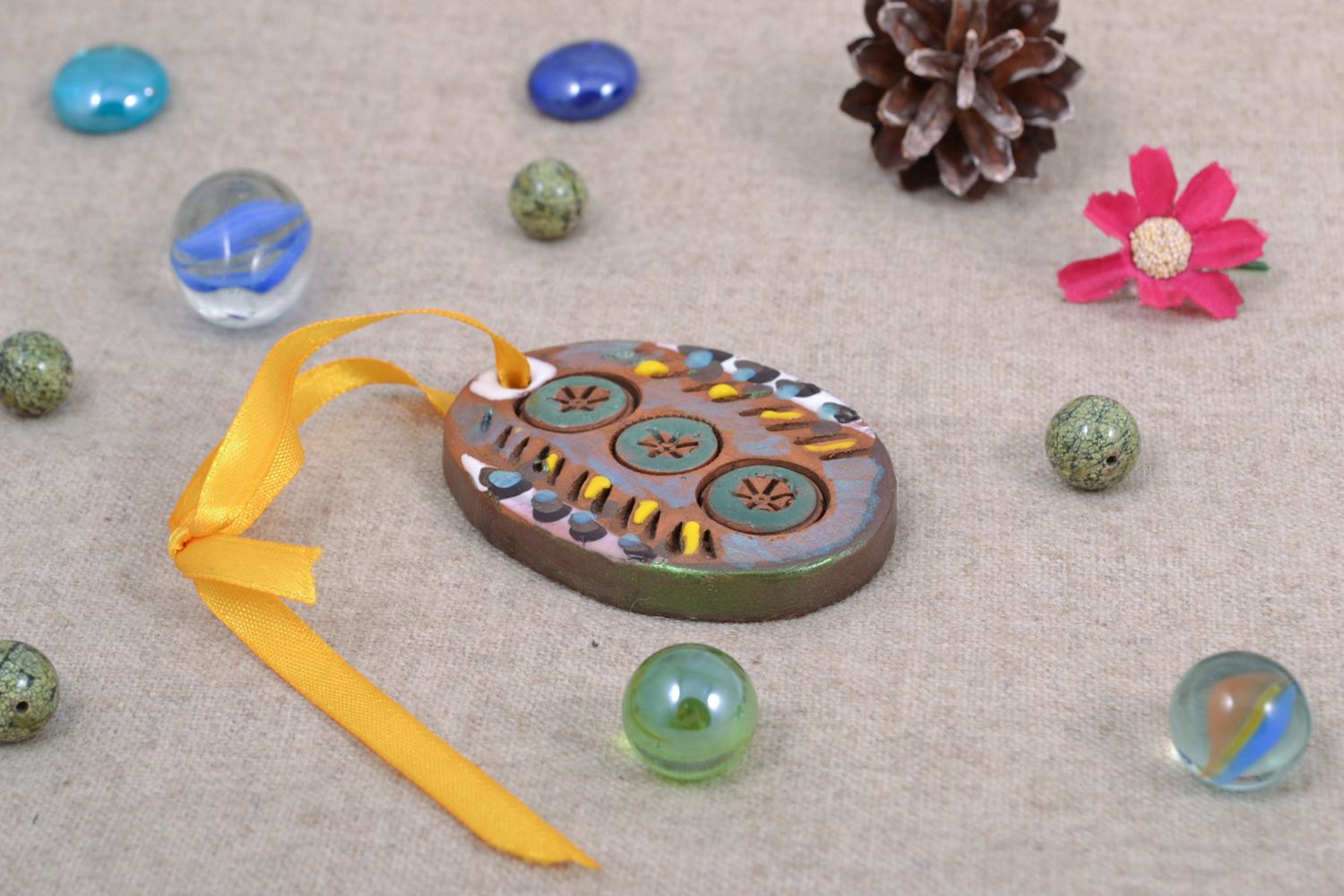 Porte-clefs en terre cuite ovale à motif peint de couleurs acryliques fait main photo 1
