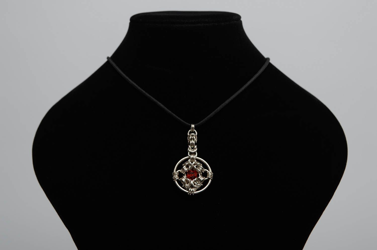 Handmade Anhänger aus Metall mit Schnur und Glaskugel foto 3