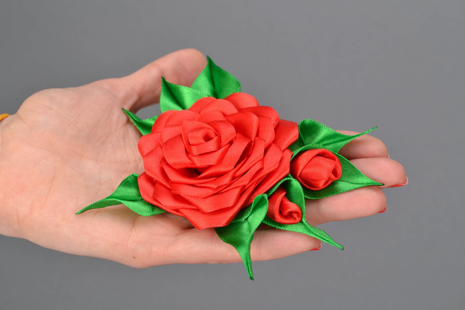 Текстильная брошь в виде цветка в технике канзаши фото 2