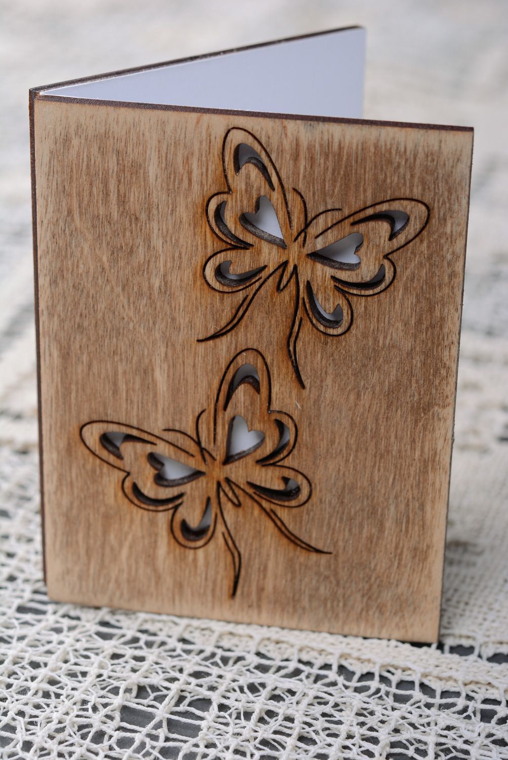 Belle carte de voeux en bois faite main avec gravure et papillons découpés photo 1