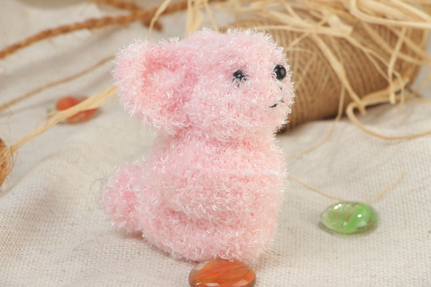 Мягкая вязанная игрушка в виде пушистого кролика маленькая розовая ручной работы фото 1