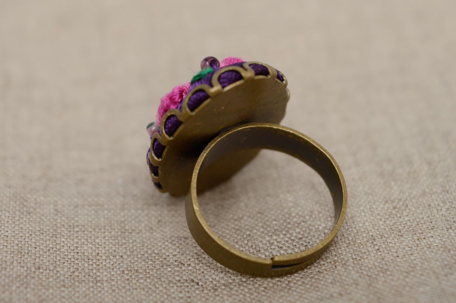 Объемное кольцо с вышивкой рококо фото 3